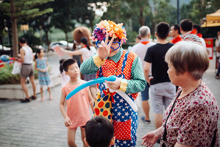 Clown making balloon animals